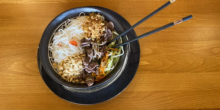 Asijské tříchodové menu: závitky, kachna a Bún Bò Nam Bộ i smažené ovoce