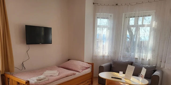 Pobyt v penzionu na okraji Karlových Varů: klidné místo u lesa, zahrada s grilem, úschovna kol
