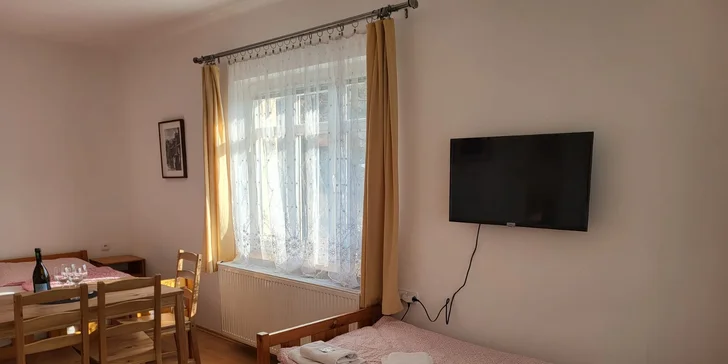Pobyt v penzionu na okraji Karlových Varů: klidné místo u lesa, zahrada s grilem, úschovna kol