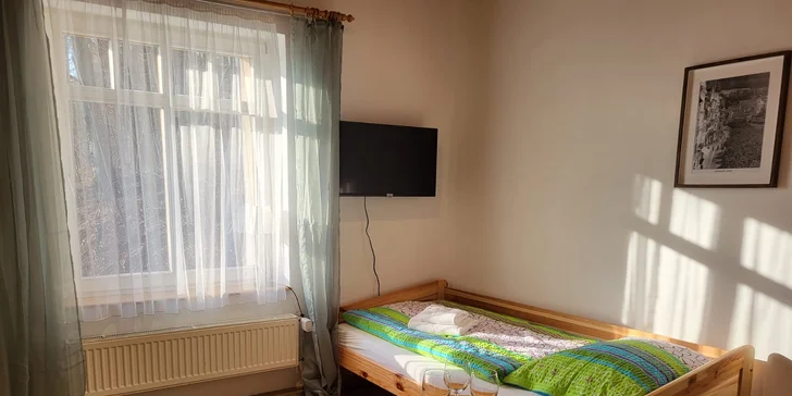 Pobyt v penzionu na okraji Karlových Varů: klidné místo u lesa, zahrada s grilem, úschovna kol