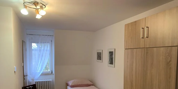 Pobyt v penzionu na okraji Karlových Varů: klidné místo u lesa, zahrada s grilem, úschovna kol