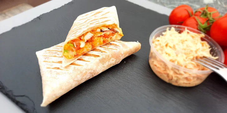 Tortilla s kuřecími stripsy, coleslaw a bramborové plátky i s rozvozem