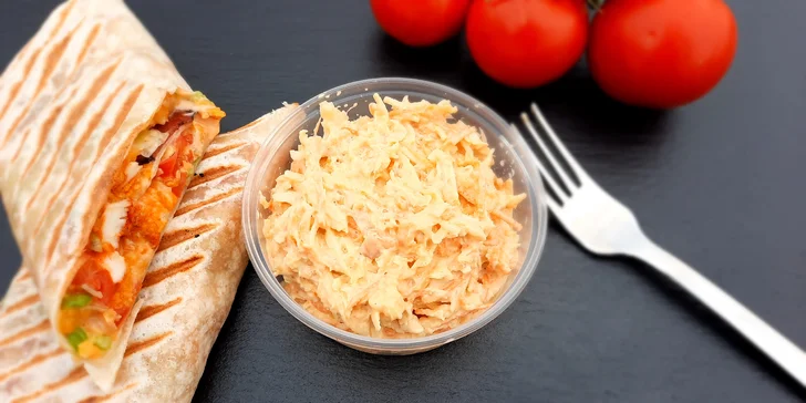 Tortilla s kuřecími stripsy, coleslaw a bramborové plátky i s rozvozem