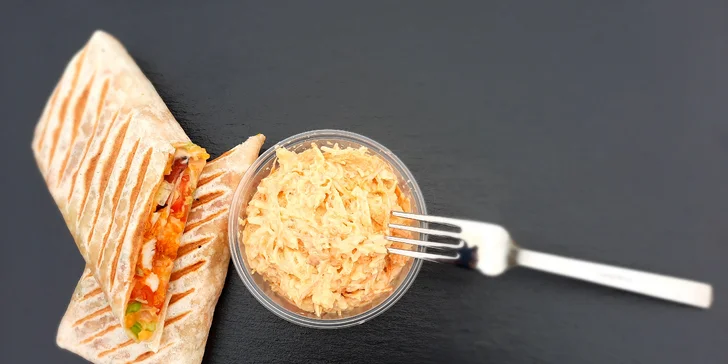 Tortilla s kuřecími stripsy, coleslaw a bramborové plátky i s rozvozem