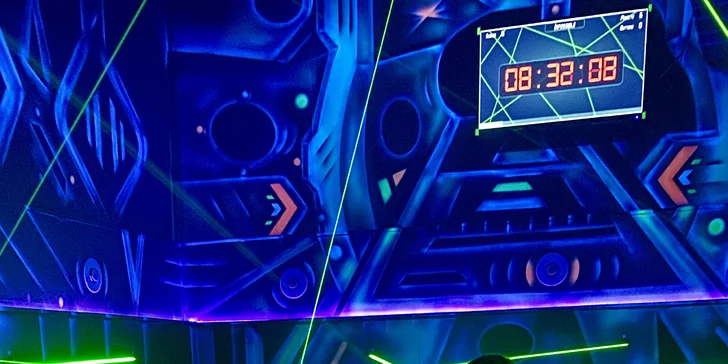 Najděte cestu ven: až 2 hry v prvním laserovém bludišti v ČR pro 1–4 hráče