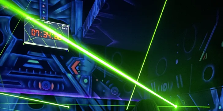 Najděte cestu ven: až 2 hry v prvním laserovém bludišti v ČR pro 1–4 hráče