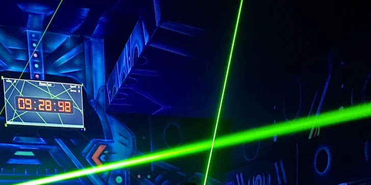 Najděte cestu ven: až 2 hry v prvním laserovém bludišti v ČR pro 1–4 hráče