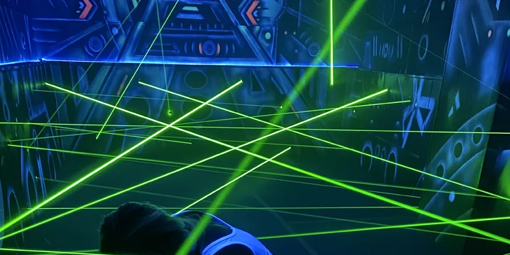 Najděte cestu ven: až 2 hry v prvním laserovém bludišti v ČR pro 1–4 hráče