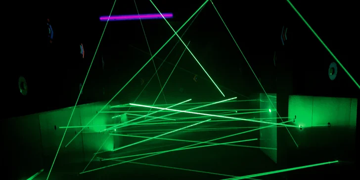 Najděte cestu ven: až 2 hry v prvním laserovém bludišti v ČR pro 1 i 2 hráče