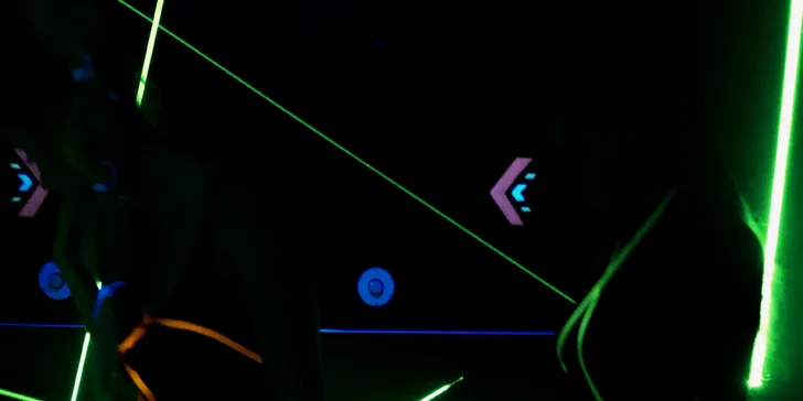 Najděte cestu ven: až 2 hry v prvním laserovém bludišti v ČR pro 1 i 2 hráče