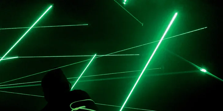 Najděte cestu ven: až 2 hry v prvním laserovém bludišti v ČR pro 1 i 2 hráče