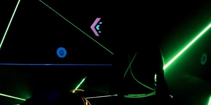 Najděte cestu ven: až 2 hry v prvním laserovém bludišti v ČR pro 1 i 2 hráče