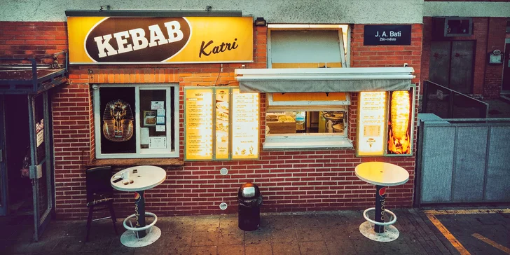 Napěchovaný hovězí burger a hranolky na odnos s sebou pro 1 nebo 2 osoby