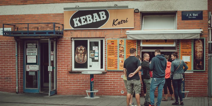 Napěchovaný hovězí burger a hranolky na odnos s sebou pro 1 nebo 2 osoby