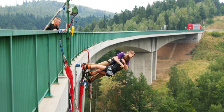 Po hlavě za adrenalinem: extrémní bungee jumping z nejvyššího mostu v České republice