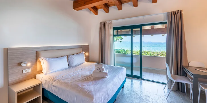 Dovolená u Lago di Garda: 4* apartmány, soukromá pláž a venkovní bazén, dítě zdarma