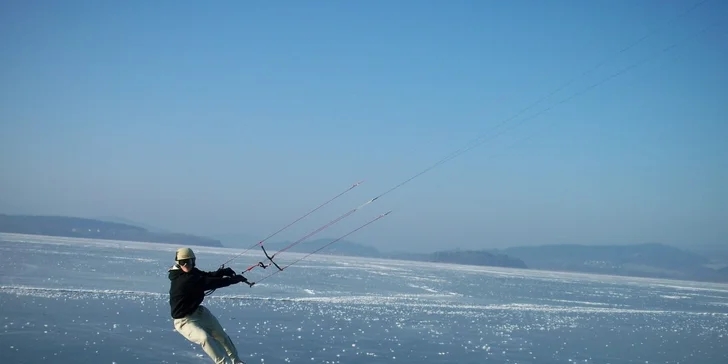 Vyzkoušejte wing-surfing: Hodinový kurz vč. zapůjčení vybavení pro 1 či 2 osoby