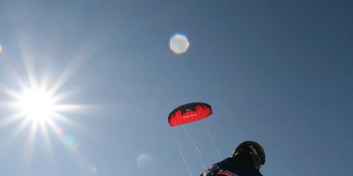 Vyzkoušejte wing-surfing: Hodinový kurz vč. zapůjčení vybavení pro 1 či 2 osoby