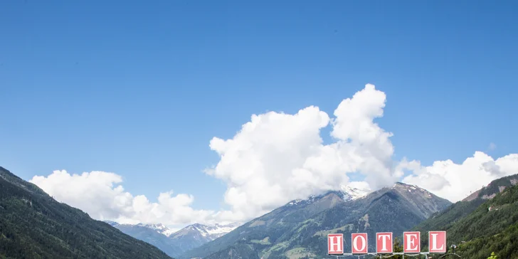 Hotel v Korutanech s výhledem na hory: snídaně, 4chodové večeře, výlety a relax ve wellness