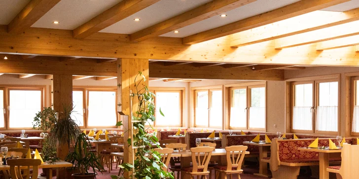 Hotel v Korutanech s výhledem na hory: snídaně, 4chodové večeře, výlety a relax ve wellness