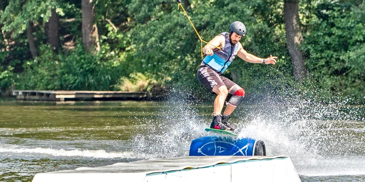 Wakeboard: hodina pronájmu celého vleku a vybavení pro 2 nebo 4 osoby