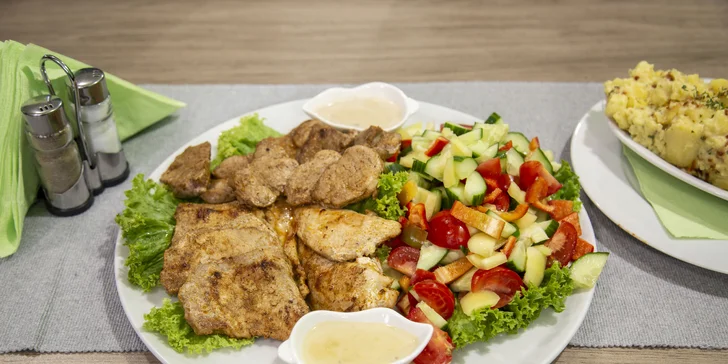 Steak menu z grilu pro 2–3 osoby: vepřové i kuřecí maso, šťouchané brambory a zelenina
