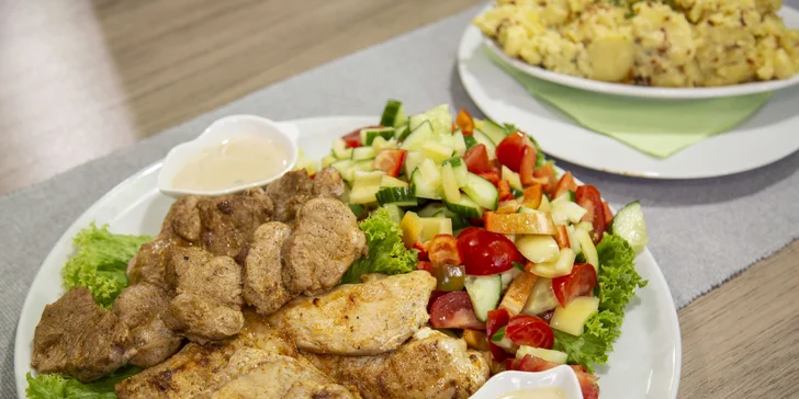 Steak menu z grilu pro 2–3 osoby: vepřové i kuřecí maso, šťouchané brambory a zelenina