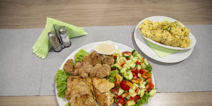 Steak menu z grilu pro 2–3 osoby: vepřové i kuřecí maso, šťouchané brambory a zelenina