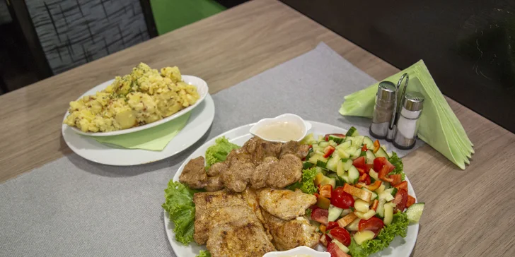 Steak menu z grilu pro 2–3 osoby: vepřové i kuřecí maso, šťouchané brambory a zelenina