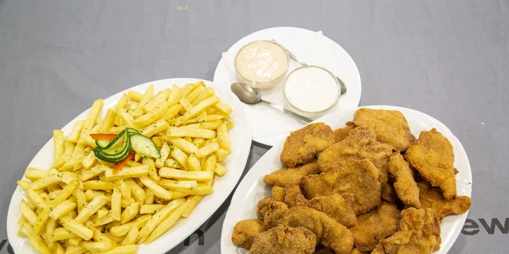 500 g kuřecích a 500 g vepřových řízečků s hranolky a 2 druhy omáček