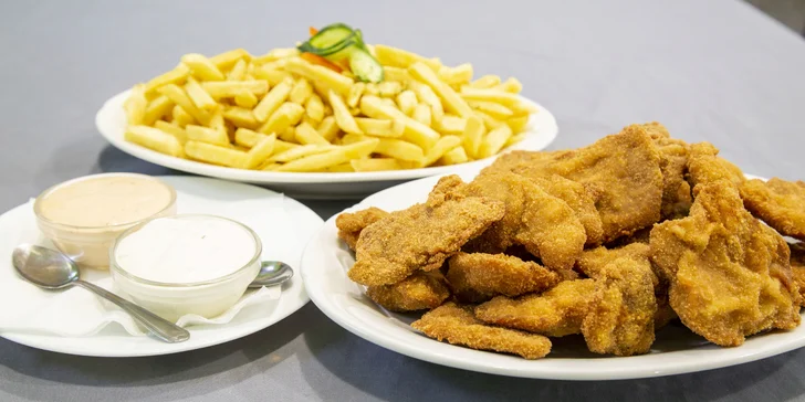 500 g kuřecích a 500 g vepřových řízečků s hranolky a 2 druhy omáček