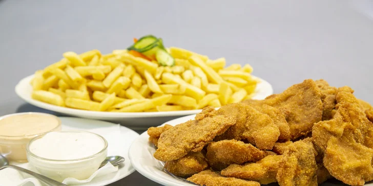500 g kuřecích a 500 g vepřových řízečků s hranolky a 2 druhy omáček