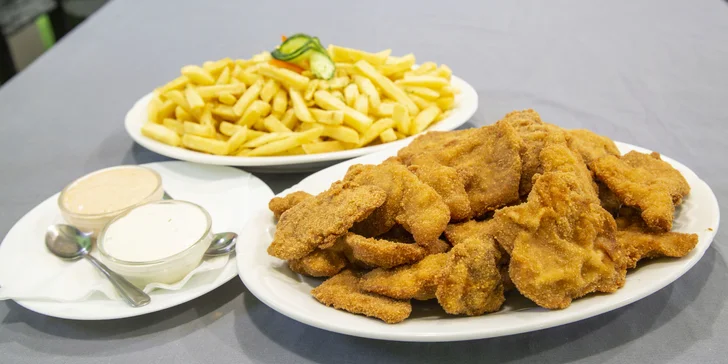 500 g kuřecích a 500 g vepřových řízečků s hranolky a 2 druhy omáček