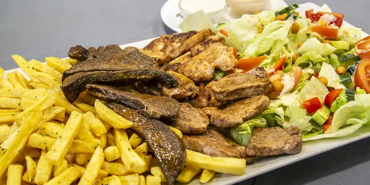 Porce dobrot přímo z grilu až pro 4 jedlíky: panenka, kuře, játra i hranolky