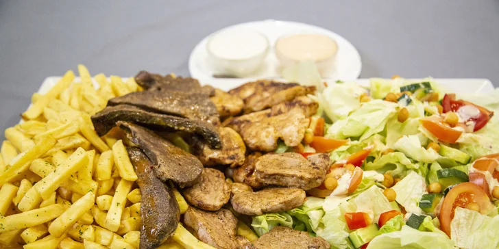 Porce dobrot přímo z grilu až pro 4 jedlíky: panenka, kuře, játra i hranolky