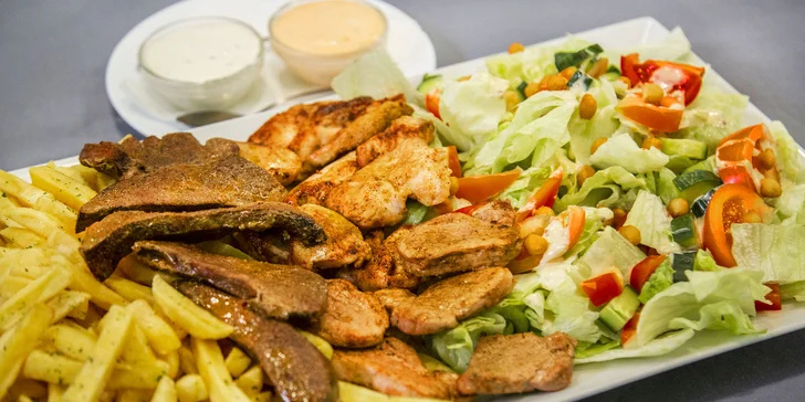 Porce dobrot přímo z grilu až pro 4 jedlíky: panenka, kuře, játra i hranolky