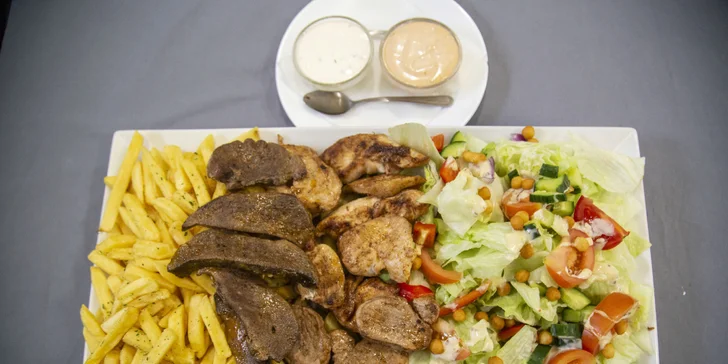 Porce dobrot přímo z grilu až pro 4 jedlíky: panenka, kuře, játra i hranolky