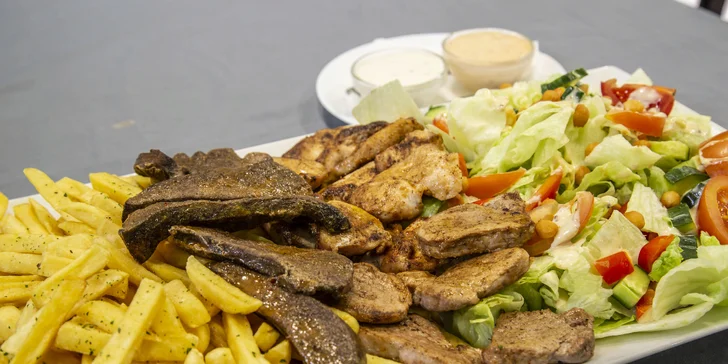 Porce dobrot přímo z grilu až pro 4 jedlíky: panenka, kuře, játra i hranolky