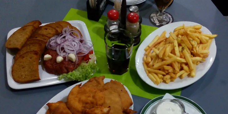 Masová hostina pro 4 osoby: Kilo řízků, tatarák a hranolky U Bizona