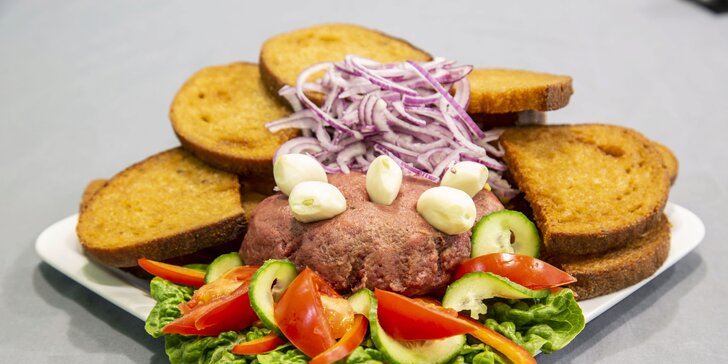 Pořádná porce až pro 3 jedlíky: 450g namíchaný tatarský biftek s topinkami