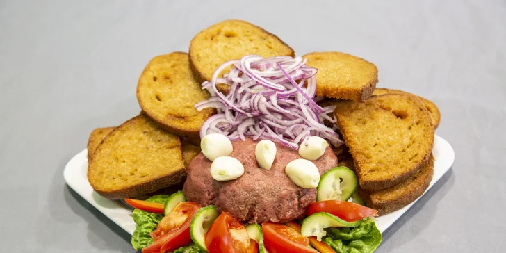 Pořádná porce: 450g namíchaný tatarský biftek a k tomu 15 ks topinek