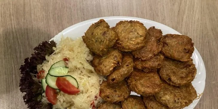 Kilo vepřové panenky v bramborákovém těstíčku s pečivem a zelím