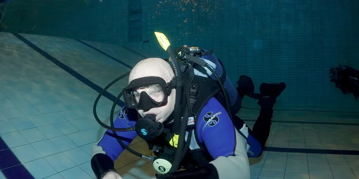 Kurz potápění na zkoušku vč. teorie, pomůcek i 1. ponoru pro 1 osobu