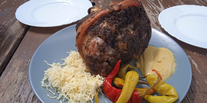 Talíř plný masa: více než kilové pečené koleno v restauraci Pod Jasanem