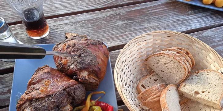 Talíř plný masa: více než kilové pečené koleno v restauraci Pod Jasanem