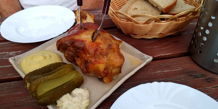 Talíř plný masa: více než kilové pečené koleno v restauraci Pod Jasanem