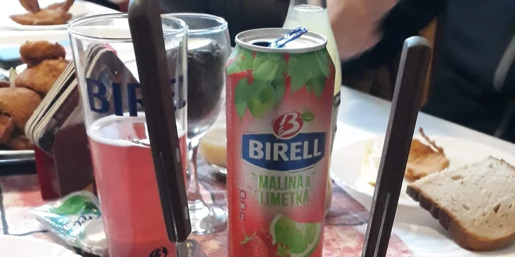 Talíř plný masa: více než kilové pečené koleno v restauraci Pod Jasanem