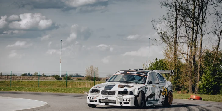 Škola driftu ve vlastním vozidle: instruktáž, teoretická i praktická část