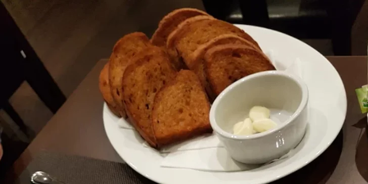 300g tataráku a neomezeně voňavých topinek v restauraci hotelu MILLENIUM