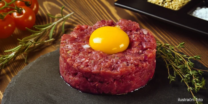 Tatarák ze zadního hovězího v moderní restauraci v centru Klatov